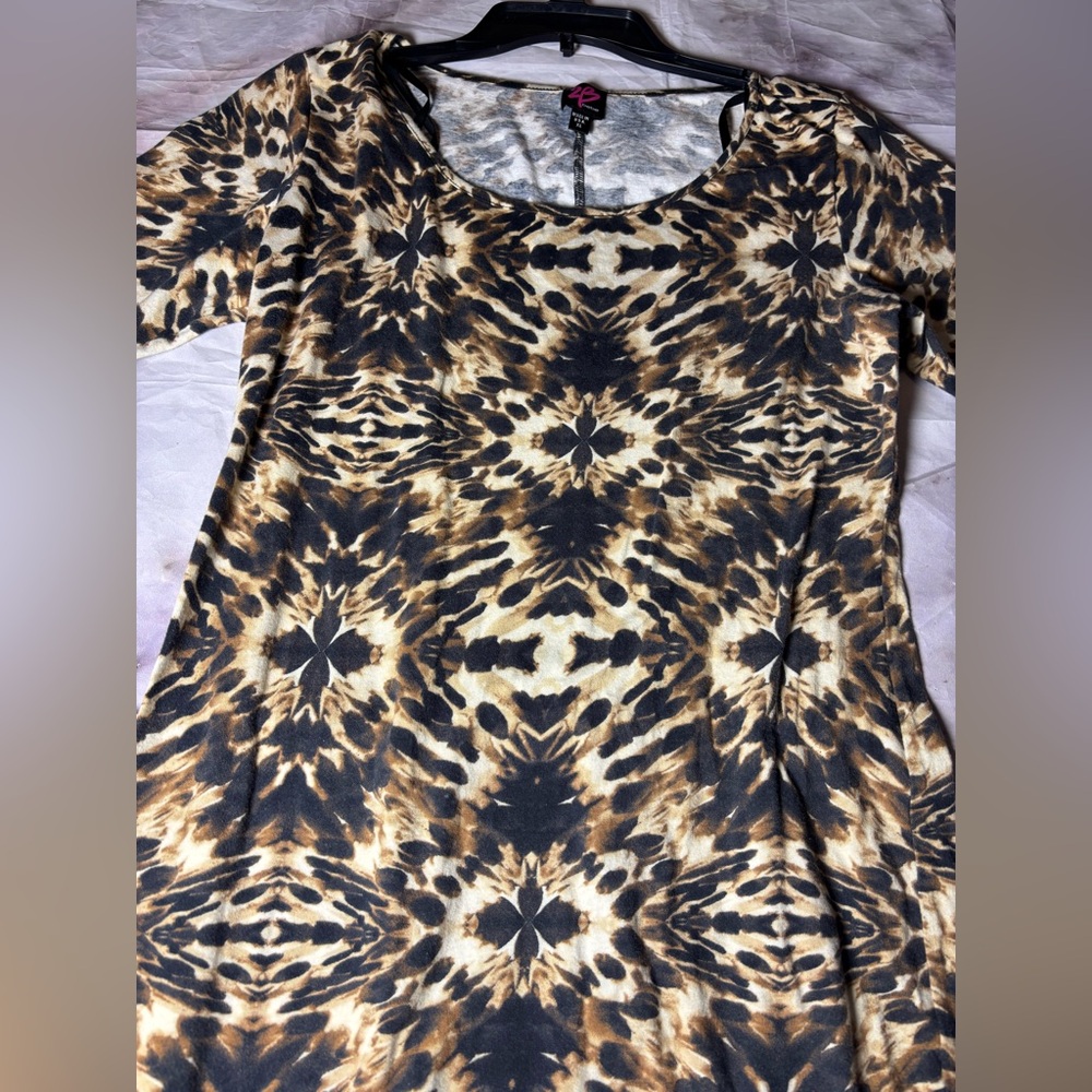 2B Bebe Black and Tan Geometric Short Sleeve Top